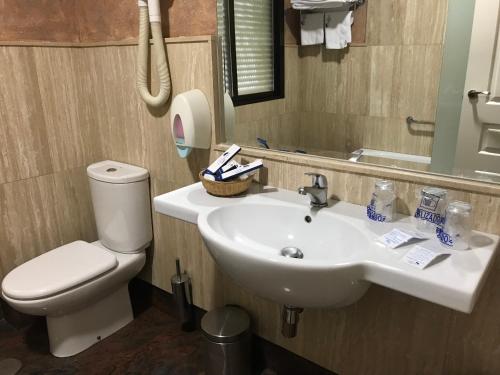 Hab. Triple (2 adultos + 1 niño menor de 12 años) del hotel Alfonso Viii. Foto 2