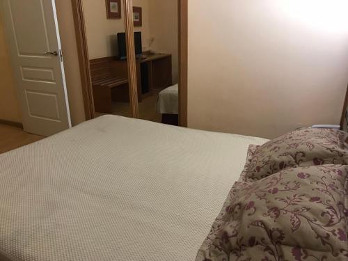 Hab. Triple (2 adultos + 1 niño menor de 12 años) del hotel Alfonso Viii. Foto 5