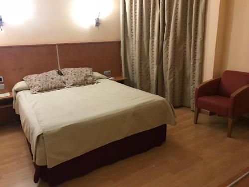 Hab. Triple (2 adultos + 1 niño menor de 12 años) del hotel Alfonso Viii. Foto 6