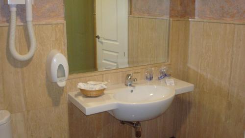 Habitación Triple del hotel Alfonso Viii. Foto 5