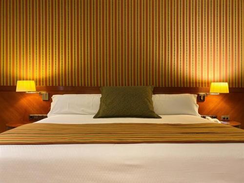 Habitación con cama grande del hotel Torremangana