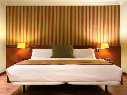 Habitación con cama grande del hotel Torremangana. Foto 1