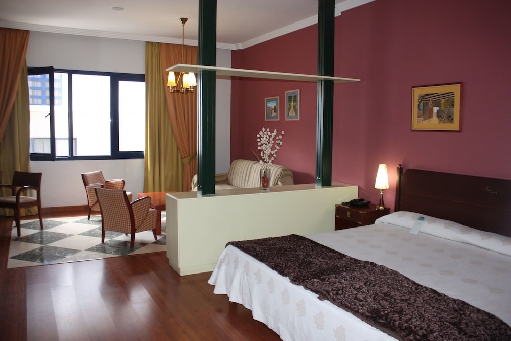 Doble con cama extra del hotel Puerto De Las Nieves. Foto 1