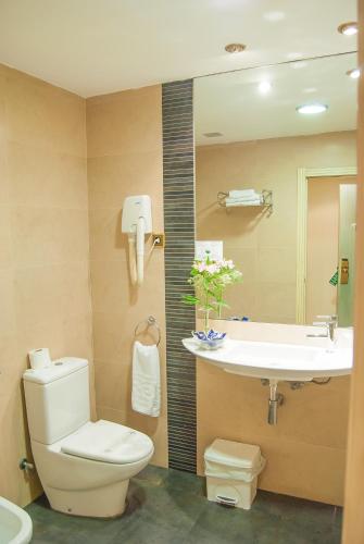 Habitación Triple del hotel Ana María. Foto 2