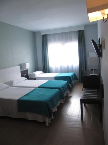 Habitación Doble con cama supletoria del hotel Don Juan. Foto 3