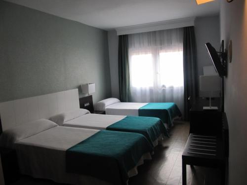 Habitación Doble con cama supletoria del hotel Don Juan. Foto 4