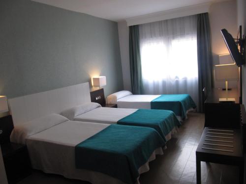 Habitación Doble con cama supletoria del hotel Don Juan. Foto 6