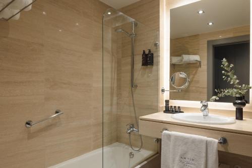 Habitación Triple del hotel Antik San Sebastián. Foto 9