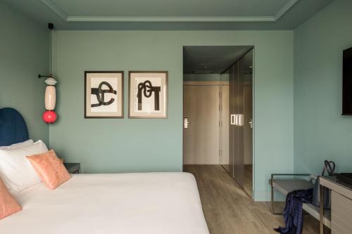 Habitación Triple del hotel Antik San Sebastián. Foto 10