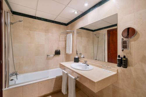 Habitación Doble con vistas a la ciudad - 1 o 2 camas del hotel Eurostars Plaza Acueducto. Foto 4