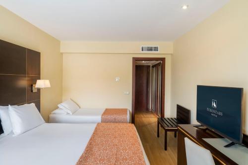 Habitación Doble con cama supletoria del hotel Eurostars Plaza Acueducto. Foto 1