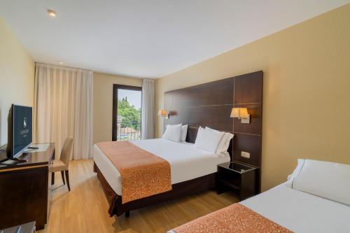 Habitación Doble con cama supletoria del hotel Eurostars Plaza Acueducto. Foto 2
