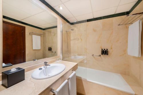 Habitación Doble con cama supletoria del hotel Eurostars Plaza Acueducto. Foto 4
