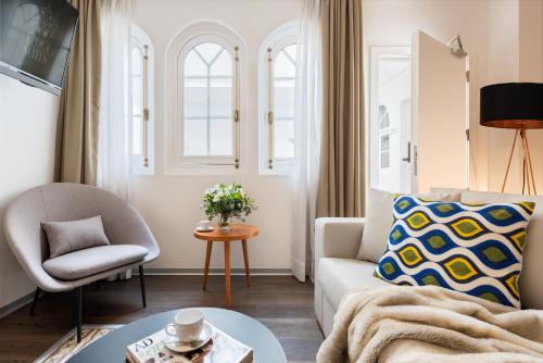 Apartamento con vistas a la ciudad del hotel Casa Sevilla 1920 Suites By Época. Foto 11