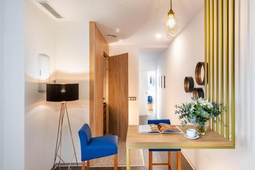 Apartamento con vistas a la ciudad del hotel Casa Sevilla 1920 Suites By Época. Foto 13