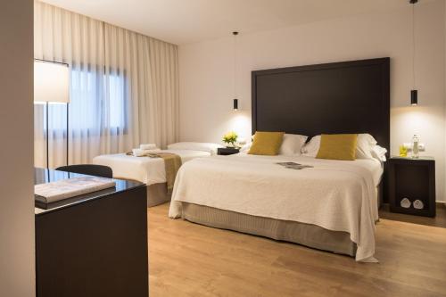 Habitación Doble con cama supletoria del hotel Fernando III. Foto 5