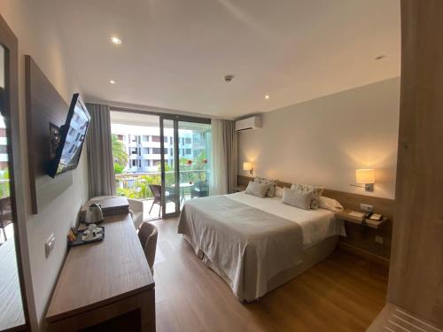 Habitación Doble con balcón y vistas a la piscina del hotel Colón Rambla