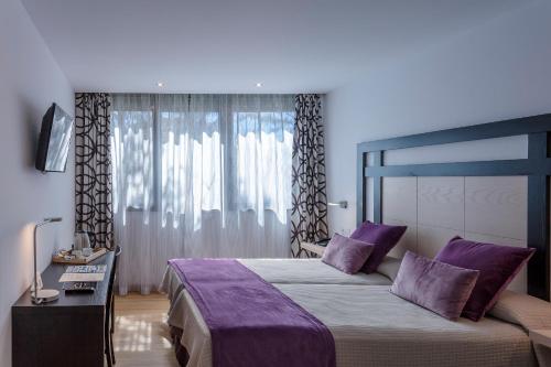 Habitación Triple del hotel Colón Rambla. Foto 3