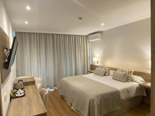 Habitación Doble con balcón y vistas a la piscina del hotel Colón Rambla. Foto 4