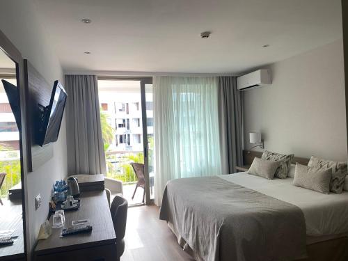 Double Room with Balcony and Pool View del hotel Colón Rambla. Foto 5