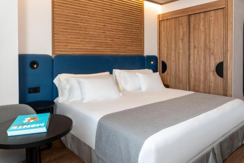 Habitación Familiar Deluxe del hotel Occidental Santa Cruz Contemporáneo. Foto 1