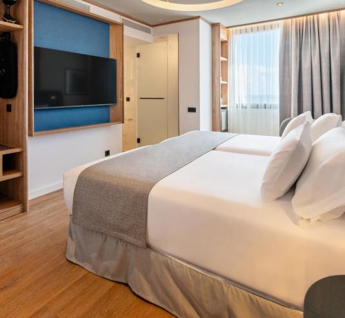 Habitación Doble con vistas a la ciudad - 1 o 2 camas del hotel Occidental Santa Cruz Contemporáneo. Foto 3