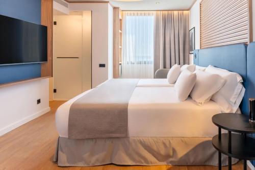 Habitación Doble con vistas a la ciudad - 1 o 2 camas del hotel Occidental Santa Cruz Contemporáneo. Foto 8