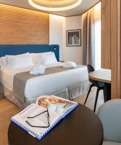 Habitación Doble con balcón - 1 o 2 camas del hotel Occidental Santa Cruz Contemporáneo. Foto 7