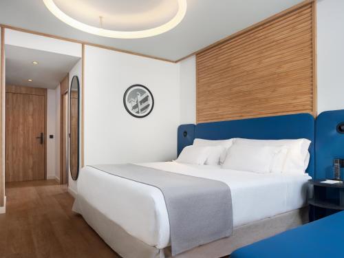 Triple room del hotel Occidental Santa Cruz Contemporáneo. Foto 1