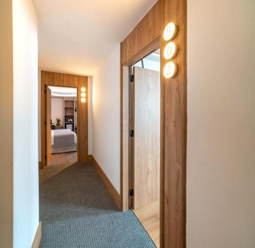 Habitación Familiar del hotel Occidental Santa Cruz Contemporáneo. Foto 6