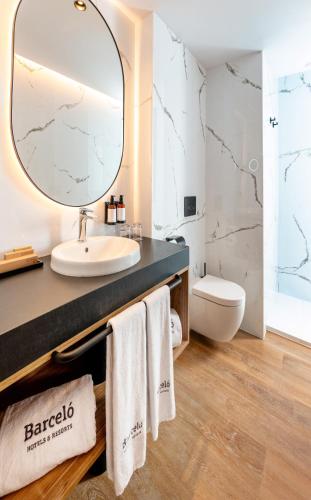 Habitación Doble con balcón - 1 o 2 camas del hotel Occidental Santa Cruz Contemporáneo. Foto 2