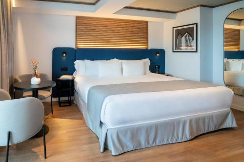 Habitación Doble Superior con terraza - 1 o 2 camas del hotel Occidental Santa Cruz Contemporáneo. Foto 7