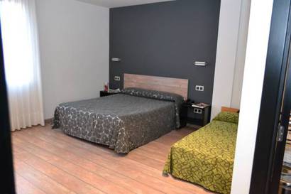 Habitación triple del hotel Rey Don Sancho