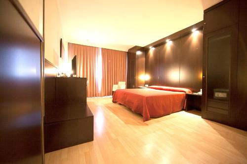 Habitación con cama extragrande. del hotel Acosta Centro