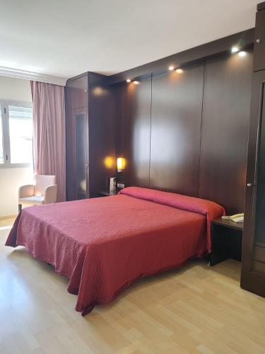 Habitación con cama extragrande. del hotel Acosta Centro. Foto 2