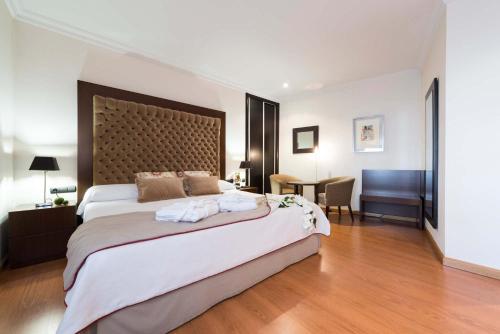 Habitación Doble Deluxe con bañera de hidromasaje del hotel Fc Infantas De Leon. Foto 1