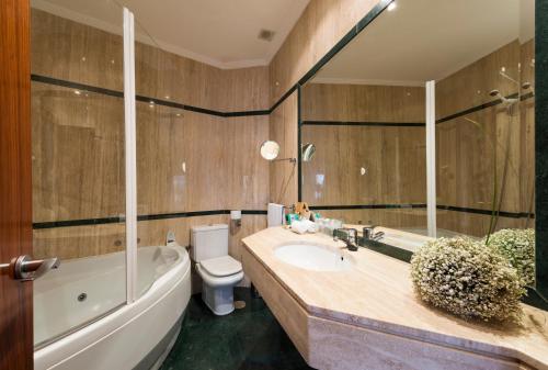 Habitación Doble Deluxe con bañera de hidromasaje del hotel Fc Infantas De Leon. Foto 2