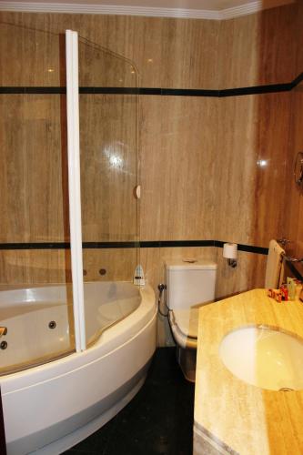 Habitación Doble Deluxe con bañera de hidromasaje del hotel Fc Infantas De Leon. Foto 3