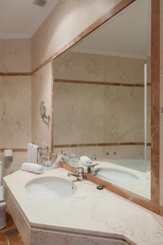 Habitación Doble Deluxe con bañera de hidromasaje del hotel Fc Infantas De Leon. Foto 7