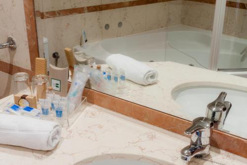 Habitación Doble Deluxe con bañera de hidromasaje del hotel Fc Infantas De Leon. Foto 9