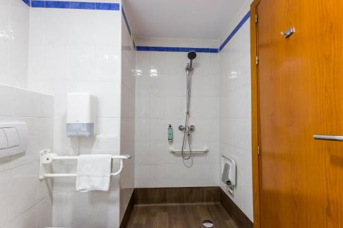 Habitación Doble adaptada para personas con discapacidad - 2 camas del hotel Travelodge Madrid Alcalá de Henares. Foto 4