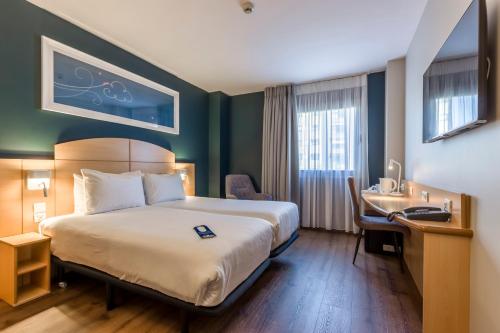 Habitación Doble adaptada para personas con discapacidad - 2 camas del hotel Travelodge Madrid Alcalá de Henares. Foto 9