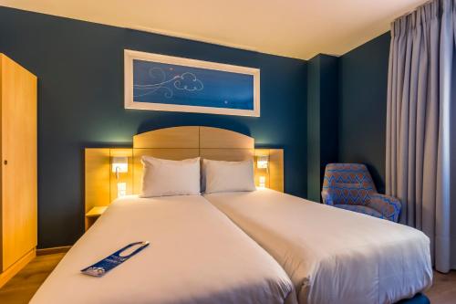 Habitación Doble adaptada para personas con discapacidad - 2 camas del hotel Travelodge Madrid Alcalá de Henares. Foto 10