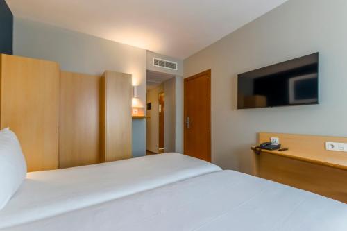 Habitación Doble - 2 camas del hotel Travelodge Madrid Alcalá de Henares. Foto 8
