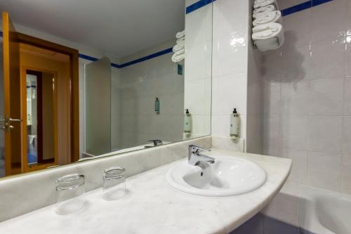 Habitación Doble - 2 camas del hotel Travelodge Madrid Alcalá de Henares. Foto 12