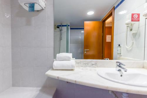 Habitación Doble del hotel Travelodge Madrid Alcalá de Henares. Foto 8
