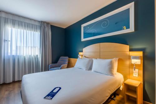 Habitación Doble adaptada para personas con movilidad reducida del hotel Travelodge Madrid Alcalá de Henares