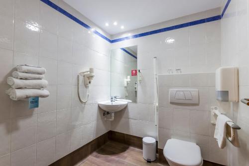 Habitación Doble adaptada para personas con movilidad reducida del hotel Travelodge Madrid Alcalá de Henares. Foto 7