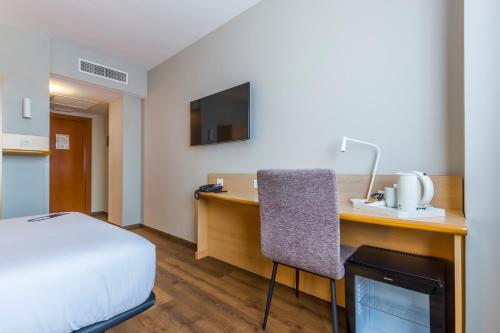 Habitación Doble adaptada para personas con movilidad reducida del hotel Travelodge Madrid Alcalá de Henares. Foto 9