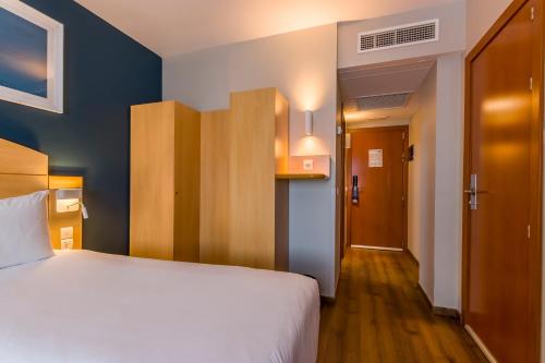Habitación Doble adaptada para personas con movilidad reducida del hotel Travelodge Madrid Alcalá de Henares. Foto 10